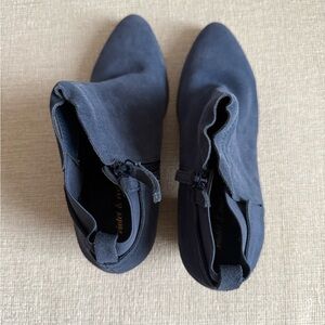 Violet & Red Women's Navy Ankle Boots